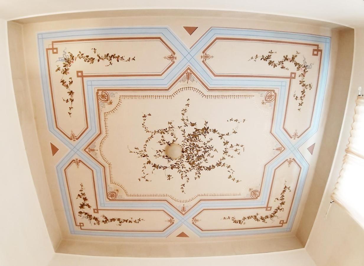 Apartment 19th Century Fresco Flat Close To The Colosseum Rom
